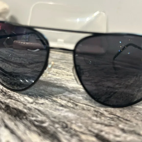 Stylish Black Aviator Sunglasses - Picture 3 of 9